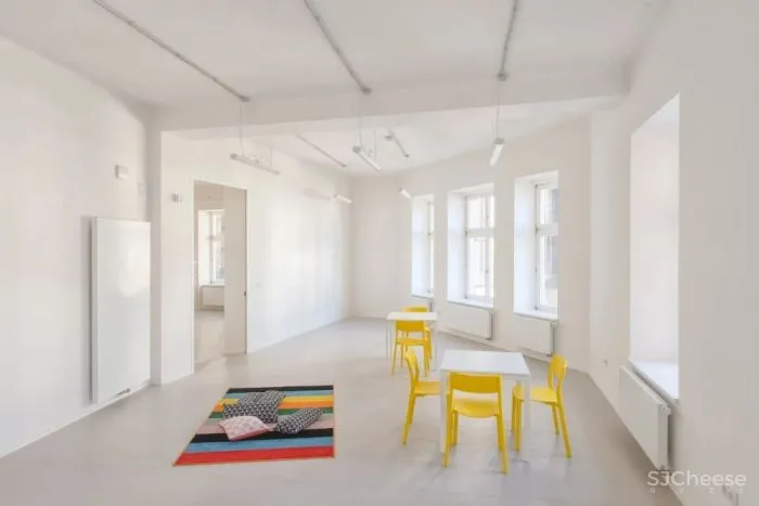 如此优越位置建造学校十分罕见,与被联合国教科文组织列为世界遗产的圣三柱只有几米的距离