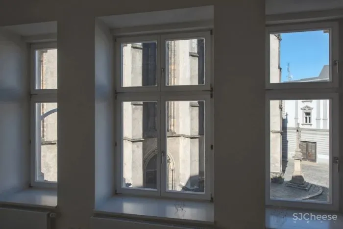 如此优越位置建造学校十分罕见,与被联合国教科文组织列为世界遗产的圣三柱只有几米的距离