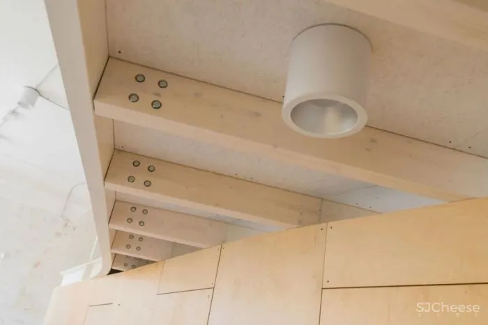 如此优越位置建造学校十分罕见,与被联合国教科文组织列为世界遗产的圣三柱只有几米的距离