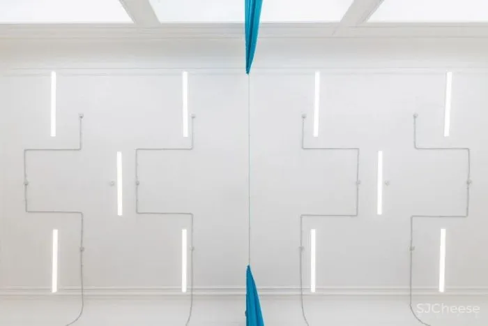 如此优越位置建造学校十分罕见,与被联合国教科文组织列为世界遗产的圣三柱只有几米的距离