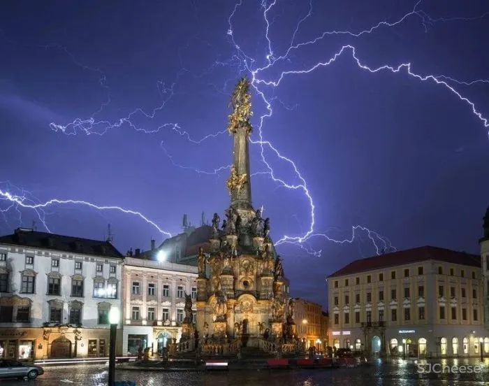 如此优越位置建造学校十分罕见,与被联合国教科文组织列为世界遗产的圣三柱只有几米的距离