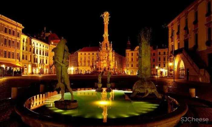 如此优越位置建造学校十分罕见,与被联合国教科文组织列为世界遗产的圣三柱只有几米的距离