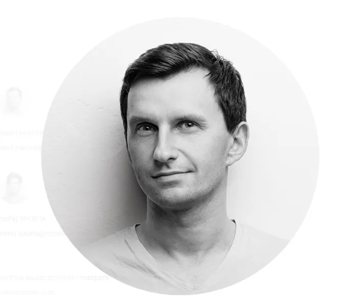 如此优越位置建造学校十分罕见,与被联合国教科文组织列为世界遗产的圣三柱只有几米的距离