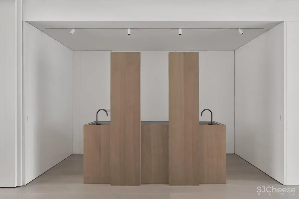 位于上海的极简住宅丨黑森林住宅 by Kanstantsin Remez, MANN Architects