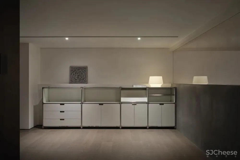 梧桐树下的420平米复式公寓 - 八荒设计