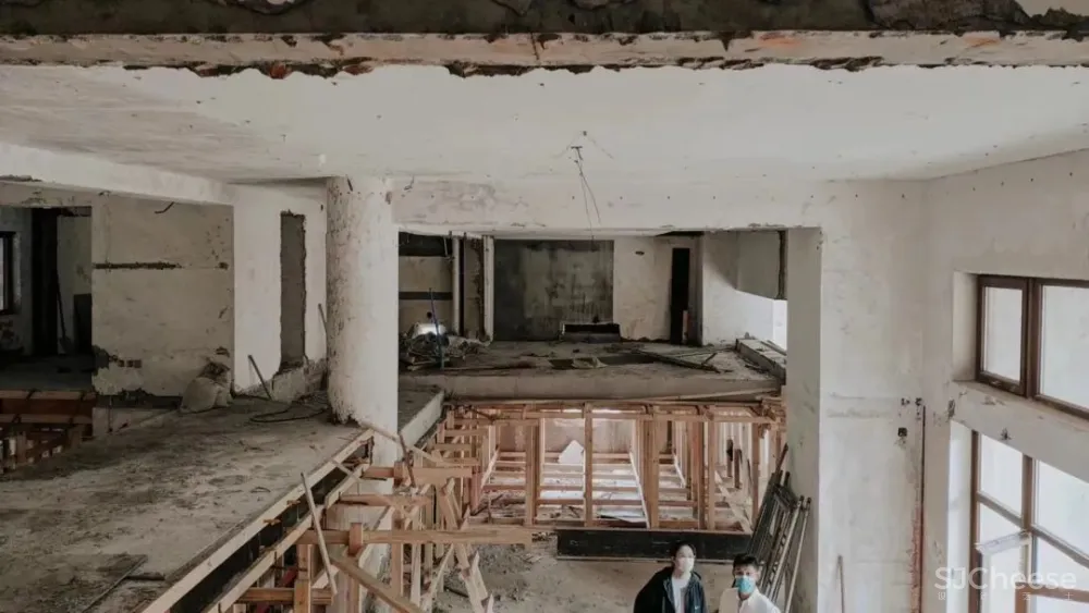 梧桐树下的420平米复式公寓 - 八荒设计