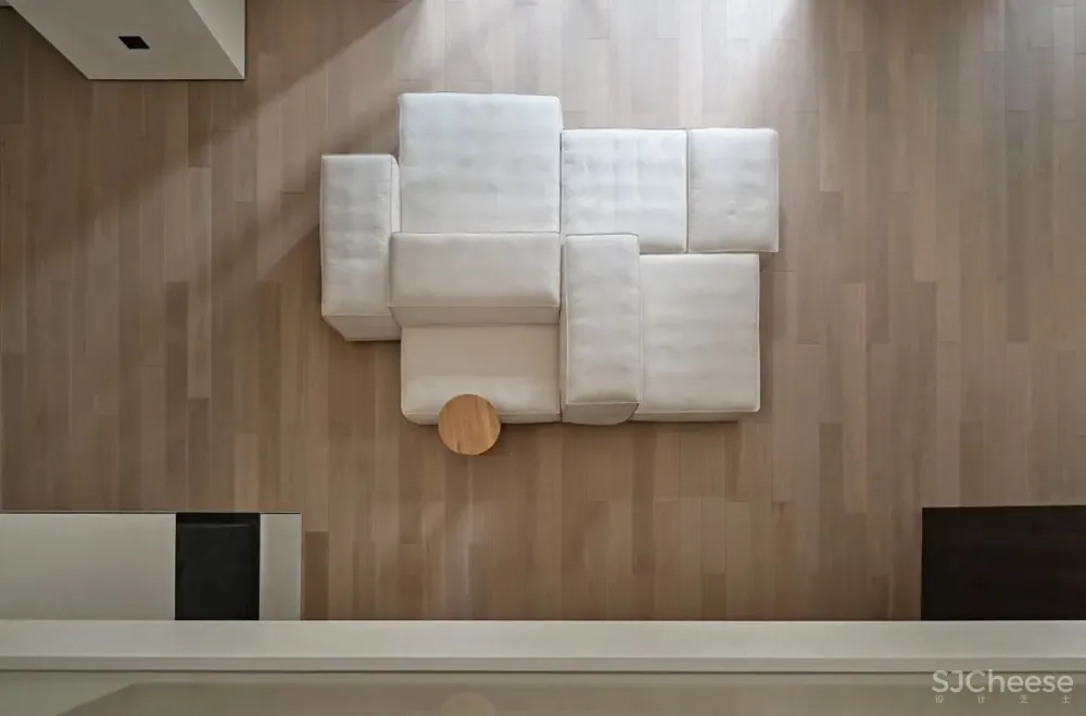 梧桐树下的420平米复式公寓 - 八荒设计