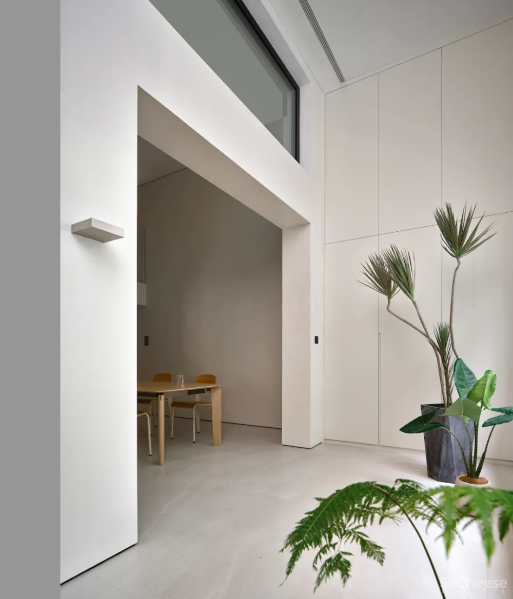 梧桐树下的420平米复式公寓 - 八荒设计