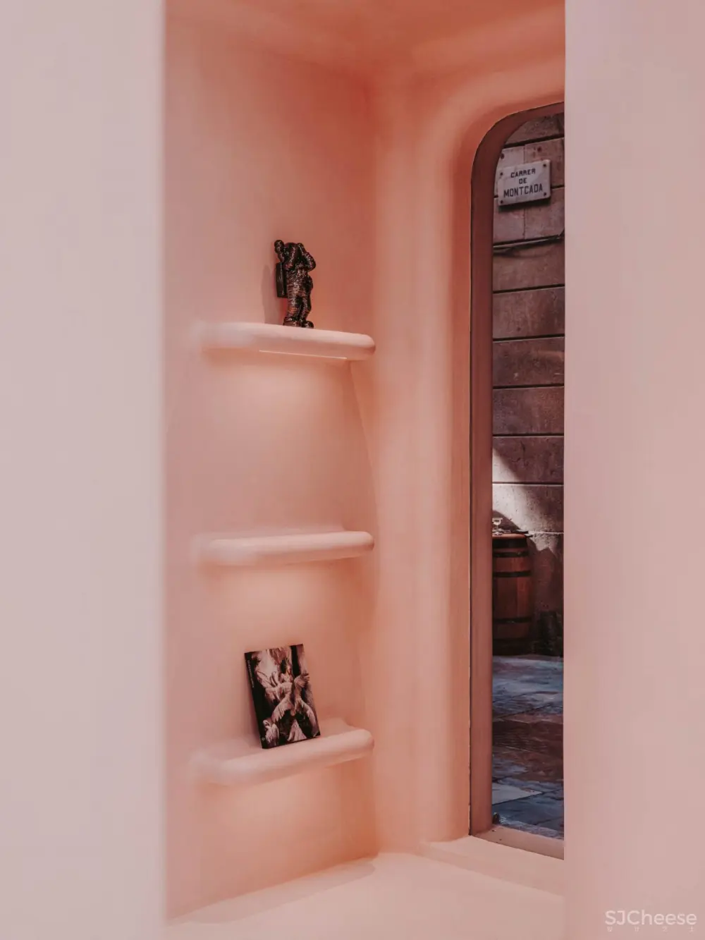 从现实中脱离出来:巴塞罗那的Moco概念店,由six n five与isern serra合作。