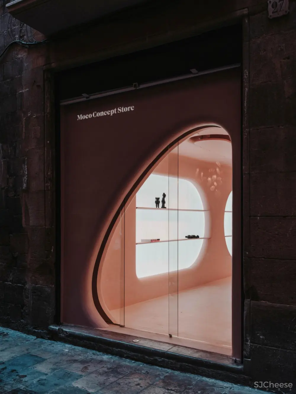 从现实中脱离出来:巴塞罗那的Moco概念店,由six n five与isern serra合作。
