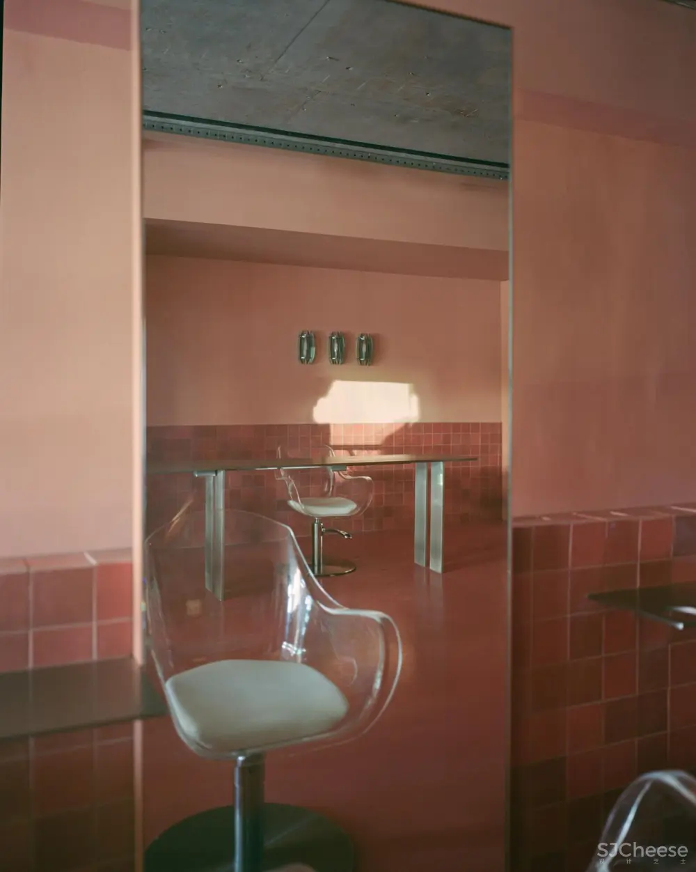 粉色与扭曲:COV 悉尼顶级美发沙龙(莫斯曼) by coffeyhallett.