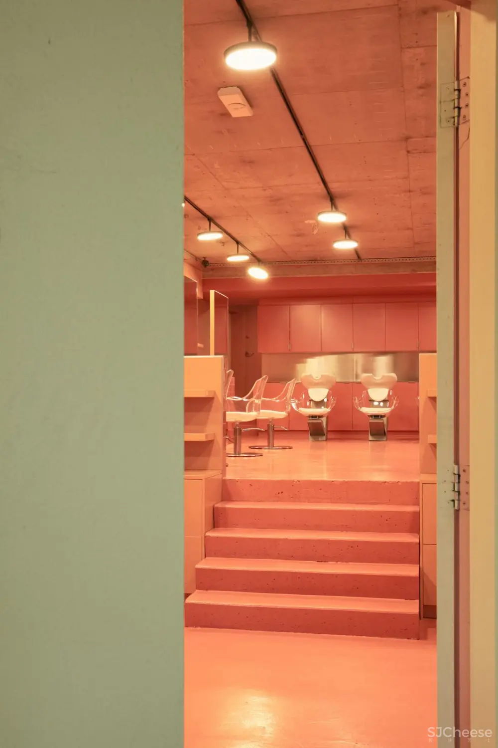 粉色与扭曲：COV 悉尼顶级美发沙龙（莫斯曼） by coffeyhallett.