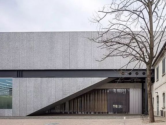 空间简约,色彩跳跃;具有金属风格;强调功能性设计;讲究设计的科学性,重视功能主义特征;形式上提倡非装饰的简单几何造型.