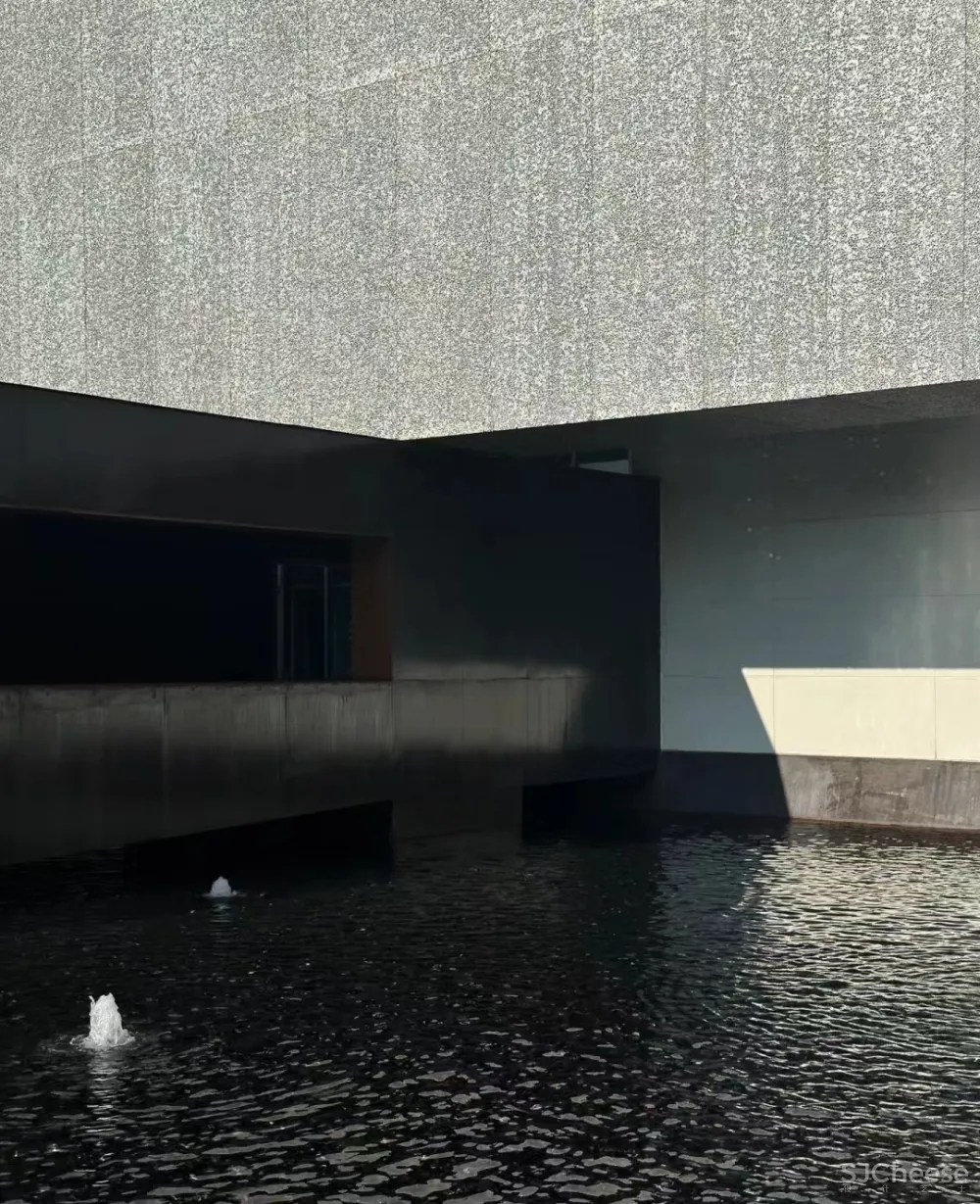 空间简约,色彩跳跃;具有金属风格;强调功能性设计;讲究设计的科学性,重视功能主义特征;形式上提倡非装饰的简单几何造型.