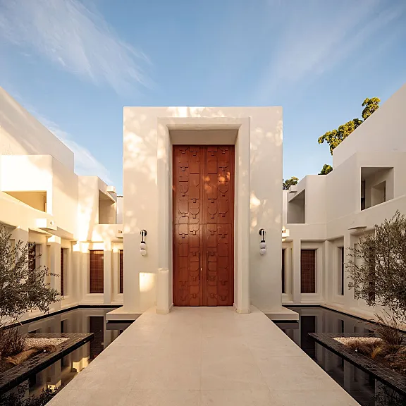 马贝拉的 Nota Blu 啤酒店通过有机形式和丰富的物质性焕发活力