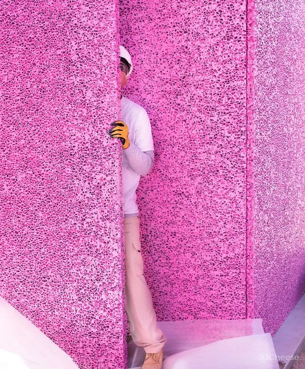 加拿大泡沫铝板凭借其独特的外观和无可比拟的性能,已经成为了一个值得信赖的选择