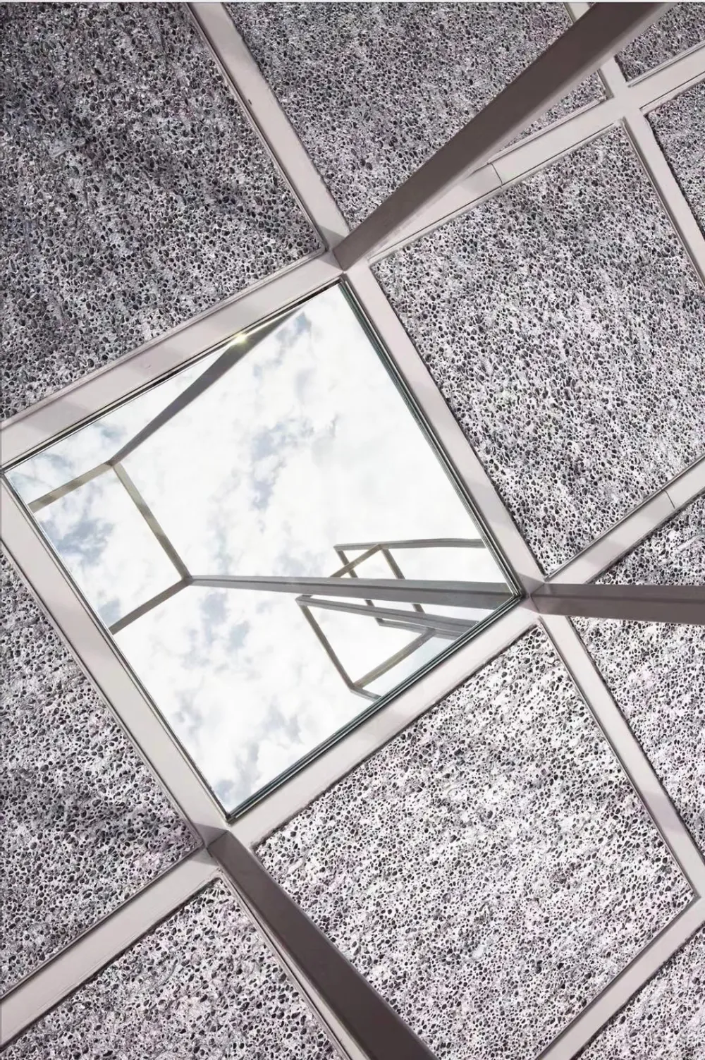 加拿大泡沫铝板凭借其独特的外观和无可比拟的性能,已经成为了一个值得信赖的选择