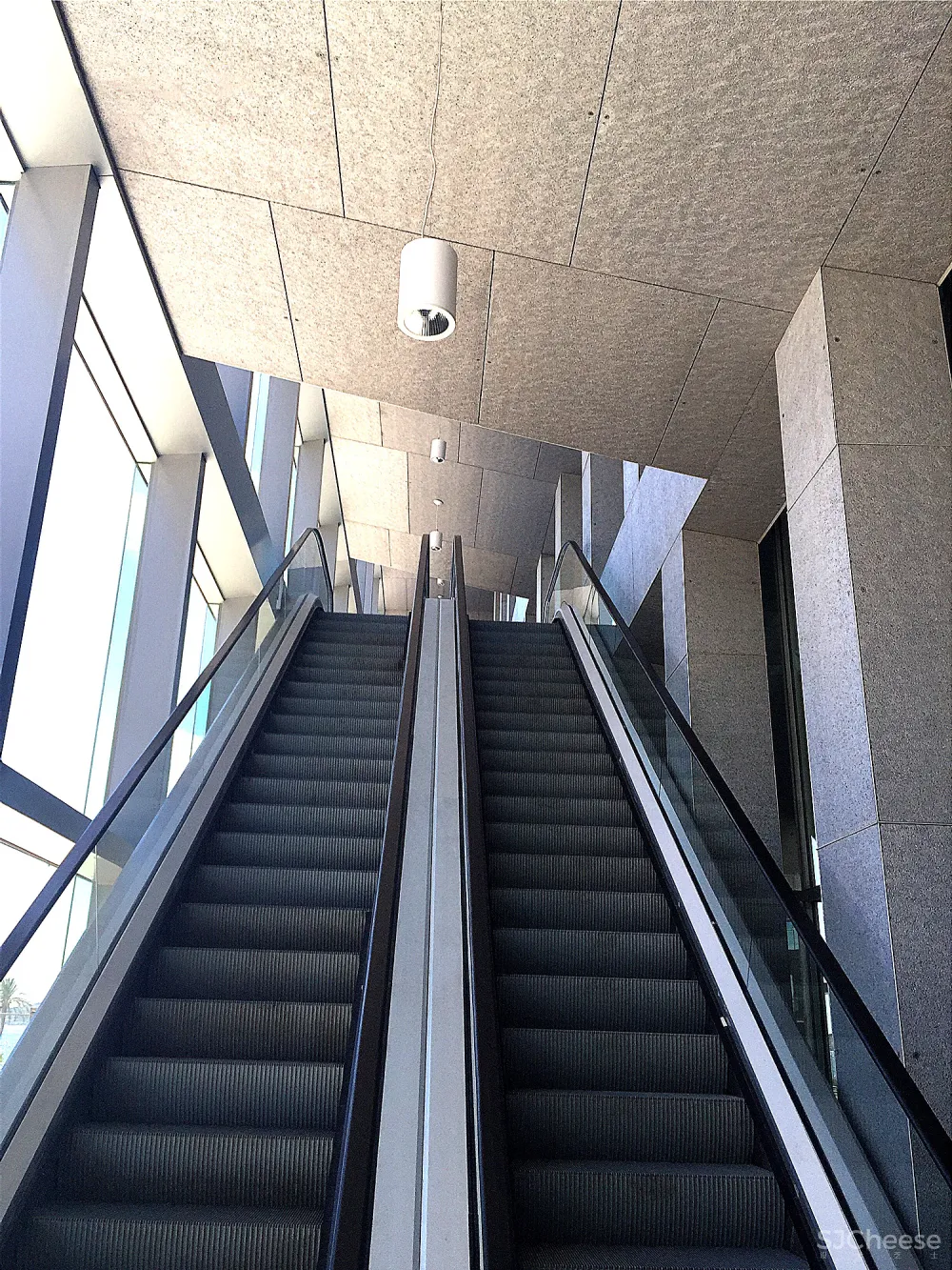 加拿大泡沫铝板凭借其独特的外观和无可比拟的性能,已经成为了一个值得信赖的选择