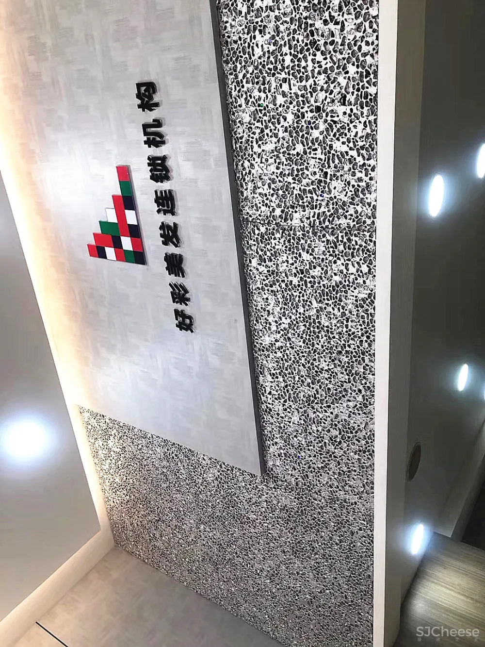 加拿大泡沫铝板凭借其独特的外观和无可比拟的性能,已经成为了一个值得信赖的选择