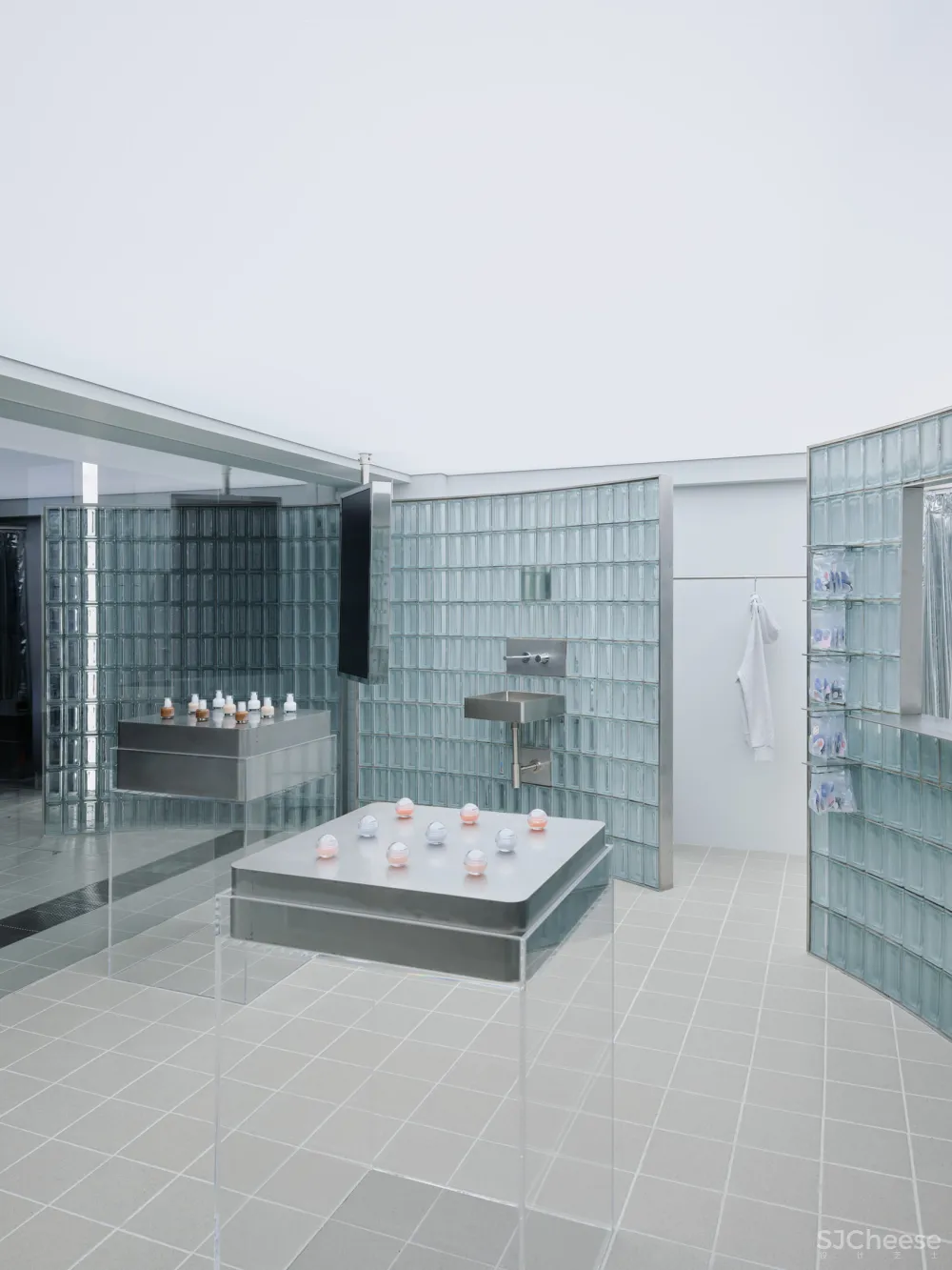 20250306165621666 Glass Act:Indiesalon 在首尔的水晶零售体验