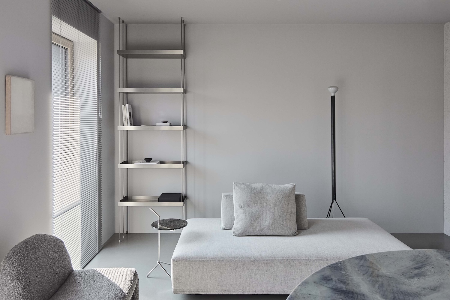 火山灰浴室+隐形收纳！立陶宛极简公寓，把生活过成当代艺术