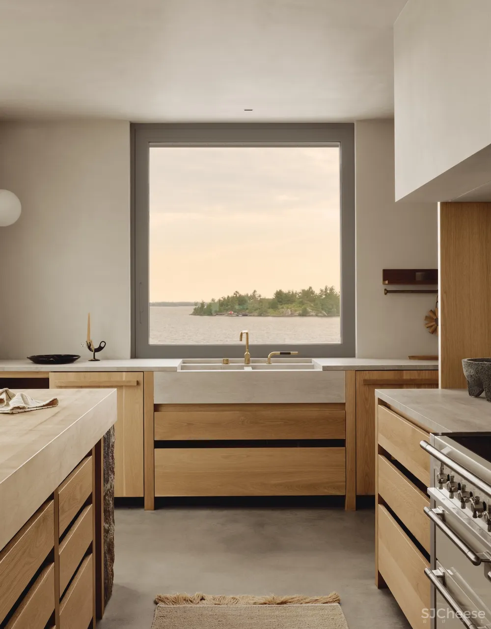 20250425091628388 诗意栖居:加拿大松岛小屋的自然与艺术融合之旅