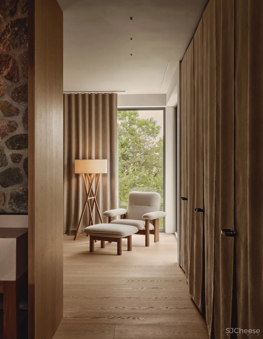 20250425091635977 诗意栖居:加拿大松岛小屋的自然与艺术融合之旅