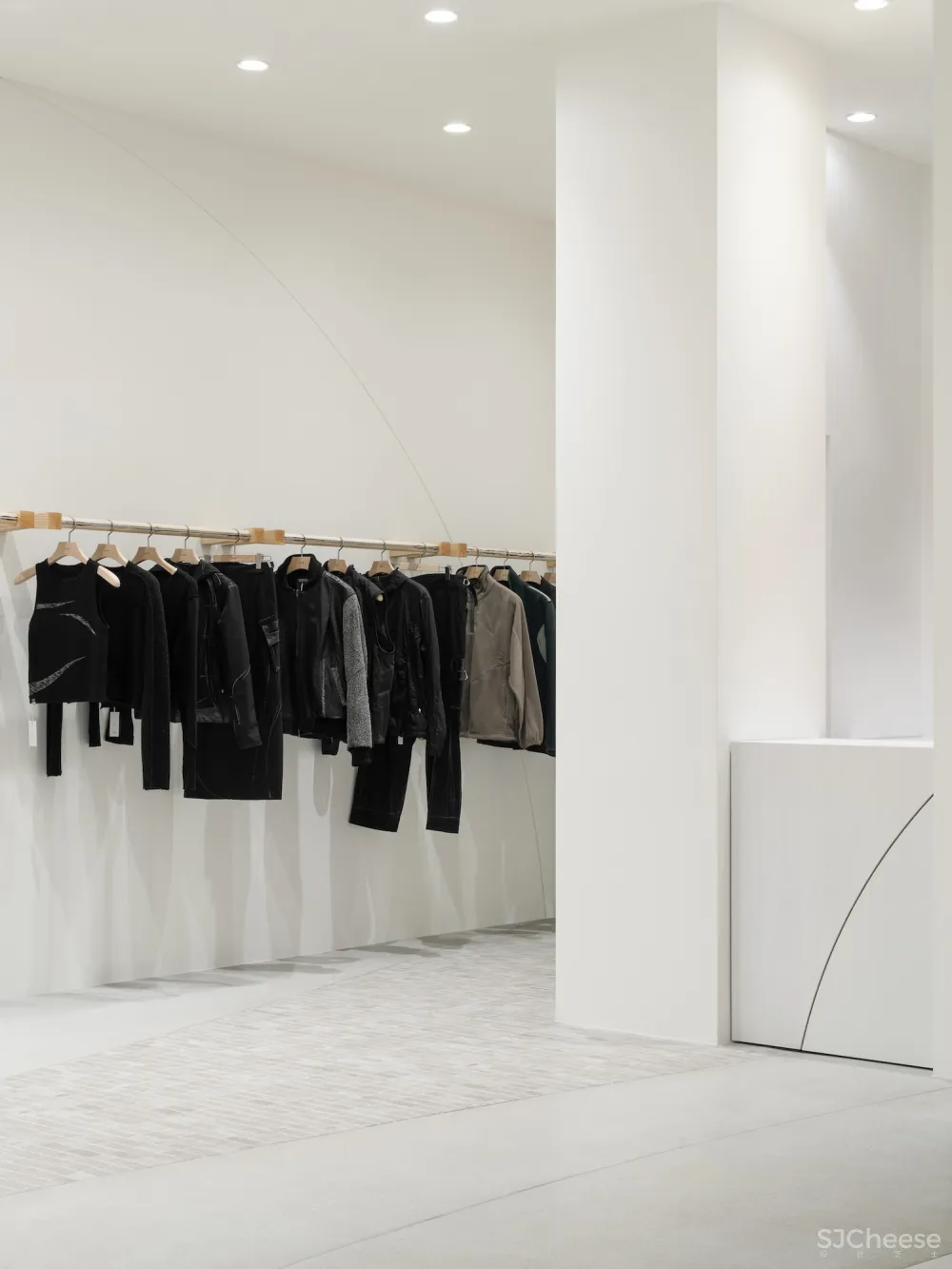 20250427135024753 从衣架到地面,解密 XLIM 零售空间的「极简美学密码」