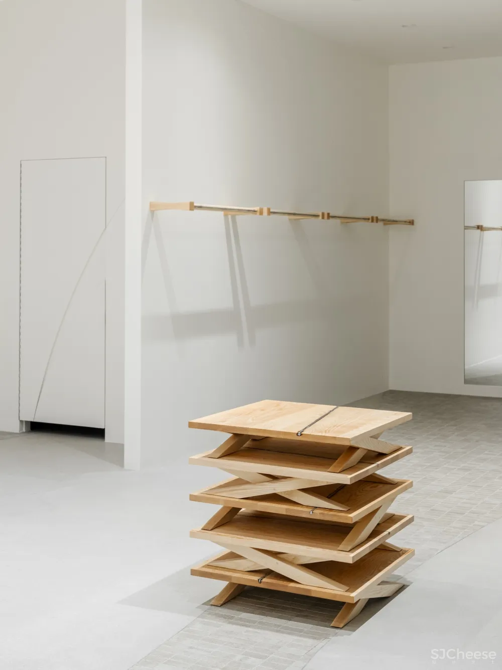 20250427135029617 从衣架到地面,解密 XLIM 零售空间的「极简美学密码」