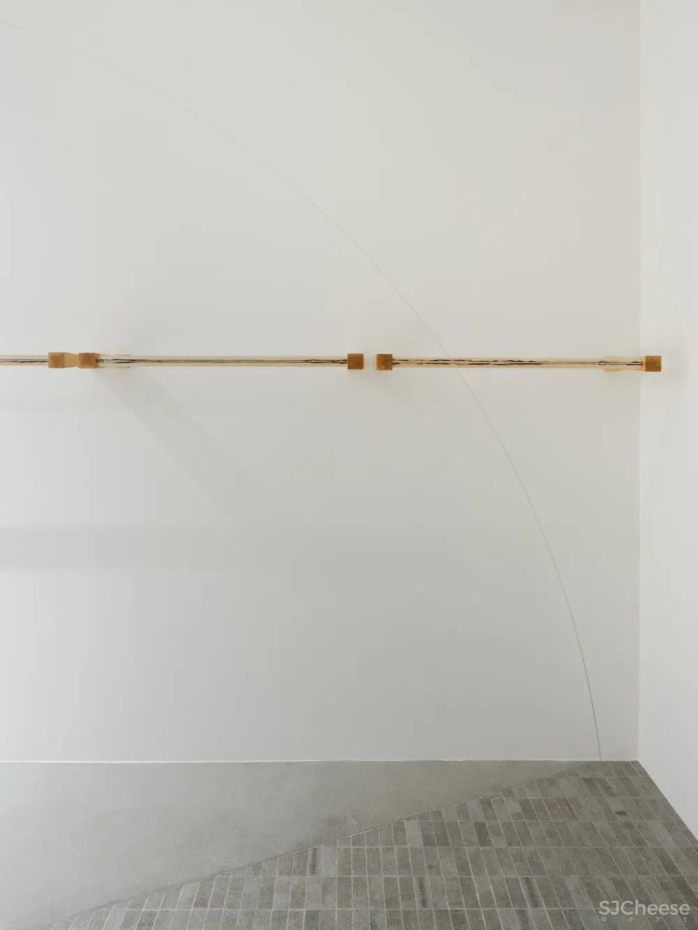 20250427135030838 从衣架到地面,解密 XLIM 零售空间的「极简美学密码」